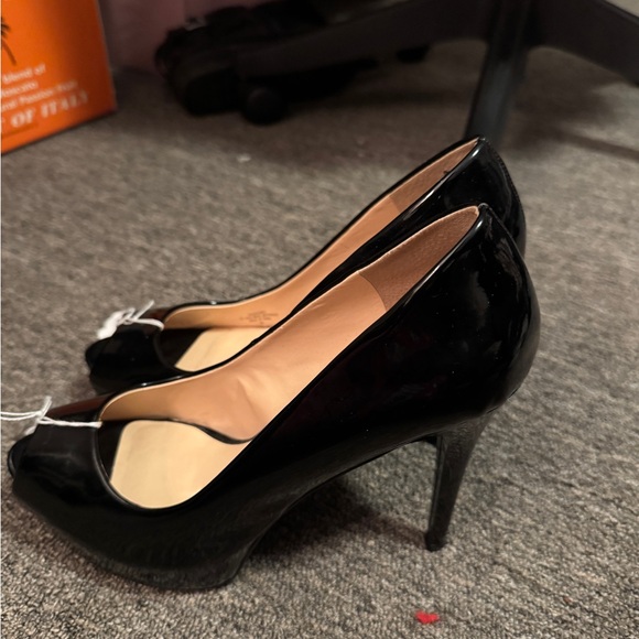 Guess - Picture 2 of 6